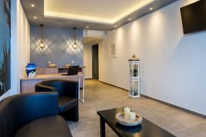 TV a/nebo společenská místnost v ubytování VERANO LUXURY STUDIOS