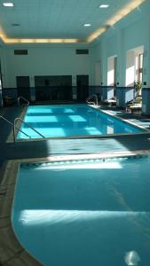 una gran piscina de agua azul en un edificio en Mountaineer Casino Resort, en New Cumberland