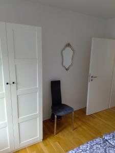 una silla negra sentada en una habitación con espejo en Ruhige zentrale Lage in Bad Honnef, en Bad Honnef am Rhein