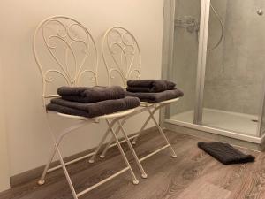 a bathroom with a chair with towels on it at Appartment am Königsberg, Lössau in Schleiz