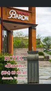 Certificato, attestato, insegna o altro documento esposto da Baron Hotel