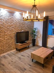 Televiisor ja/või meelelahutuskeskus majutusasutuses Apartament całoroczny Bieszczadzka Gawra