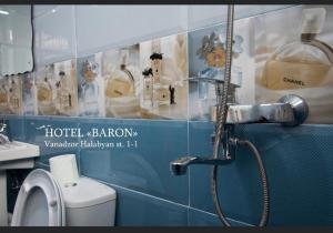 un bagno con doccia e WC di Baron Hotel a Vanadzor