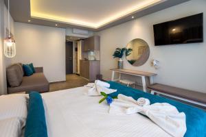 TV a/nebo společenská místnost v ubytování VERANO LUXURY STUDIOS