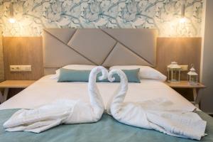 Postel nebo postele na pokoji v ubytování VERANO LUXURY STUDIOS