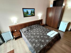 サニービーチにあるGrenada.Suite.tonight.1 bedroom.pool view.300m to beachのベッドと壁にテレビが掛かった寝室 +20枚の写真