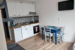 Kuchyň nebo kuchyňský kout v ubytování Welcome Calais - Le Cottage de la Côte d'Opale + 19 fotografií