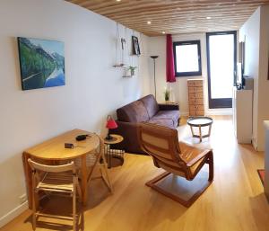 - un salon avec un canapé et une table dans l'établissement Modern Apt With View On The Aiguille Du Midi, à Chamonix-Mont-Blanc