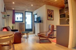 - un salon avec une table et des chaises dans l'établissement Modern Apt With View On The Aiguille Du Midi, à Chamonix-Mont-Blanc