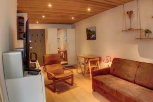 - un salon avec un canapé et une table dans l'établissement Modern Apt With View On The Aiguille Du Midi, à Chamonix-Mont-Blanc