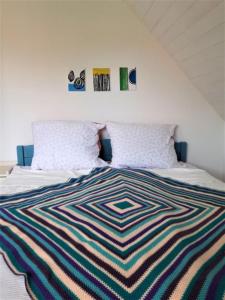Un dormitorio con una cama con una alfombra colorida. en Alba-Ház apartman, en Zalakaros