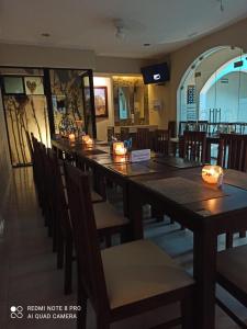 a dining room with a long table and chairs at Hotel Las Monjas in Mérida