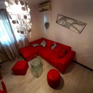 uma sala de estar com um sofá vermelho e uma mesa em Villa Niki Hvar em Hvar