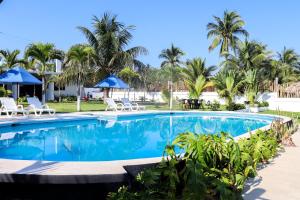 La alberca dentro o cerca de Hotel Lunazul In Costa Esmeralda