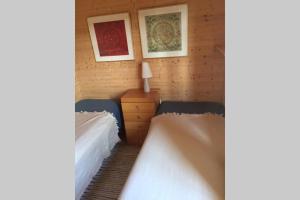 Postel nebo postele na pokoji v ubytování Hytte med nydelige omgivelser og rom for stillhet