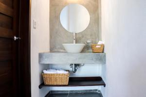 Un baño de Hotel Lunazul In Costa Esmeralda