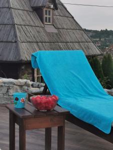 uma folha azul em cima de uma mesa de madeira em Etno Apartment Vrdnik em Vrdnik