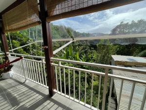 balkon z widokiem na las w obiekcie La Fée amazonienne w mieście Rivière-Pilote