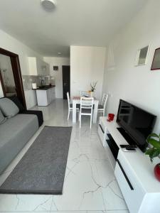 Una cocina o cocineta en Lake View Tašić 1
