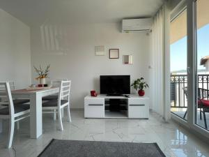 Una televisión o centro de entretenimiento en Lake View Tašić 1