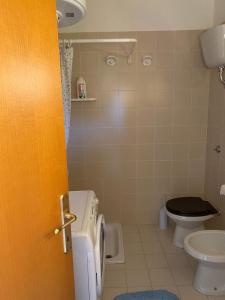uma casa de banho com um WC e um lavatório em Arboria Sun & Sea em Sorso
