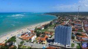 Luftaufnahme eines Strandes und des Meeres in der Unterkunft Lindo Flat Verde Mar em São José da Coroa Grande, Pernambuco in São José da Coroa Grande