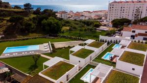 uma vista aérea de uma villa com um jardim em Ericeira Prime Villas na Ericeira