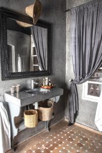 A bathroom at Riad Lyon-Mogador