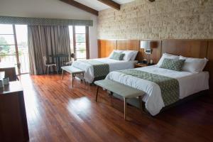 Postel nebo postele na pokoji v ubytování Los Brezos Hotel Boutique + 37 fotografií