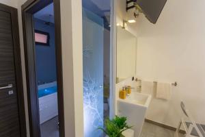ETNEA 208 LUXURY JACUZZI SUITE Catania的一间浴室