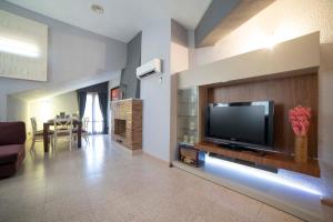 uma sala de estar com uma televisão de ecrã plano na parede em TurJalon - Apartamentos em Ateca