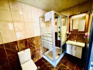 een badkamer met een douche, een toilet en een wastafel bij Ale Park Hotel Apartments in Antalya