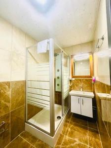 een badkamer met een douche en een wastafel bij Ale Park Hotel Apartments in Antalya
