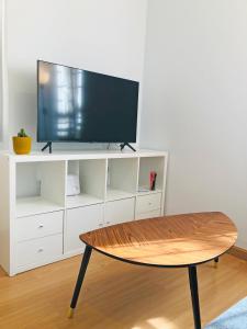 Televízia a/alebo spoločenská miestnosť v ubytovaní Apartamento The Wall Xperience