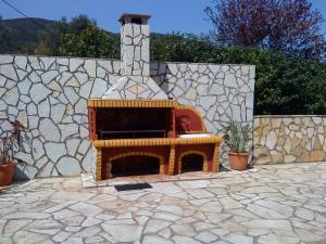 カラヴォミロスにあるVilla Eleftheriaの石壁の屋外暖炉