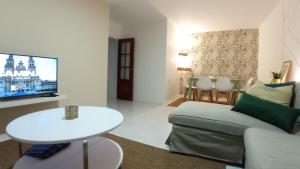 TV a/nebo společenská místnost v ubytování O Lagar apartamento grande y luminoso. 8 personas.