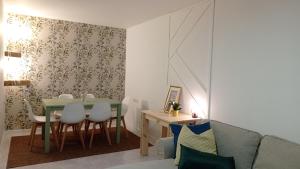 Posedenie v ubytovaní O Lagar apartamento grande y luminoso. 8 personas.