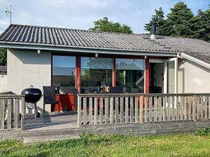 HøruphavにあるThree-Bedroom Holiday home in Sydals 2のグリル付きのデッキのある家