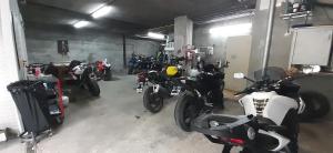 un gruppo di motociclette parcheggiate in un garage di Confinale a Santa Caterina Valfurva