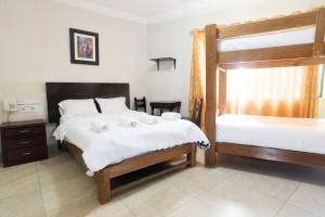 1 dormitorio con 2 camas y 1 litera en Hostal Sueños Breña, en Lima