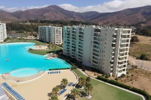 - une vue aérienne sur un complexe avec une grande piscine dans l'établissement PAPUDO - Departamento Frente a la Playa., à Papudo