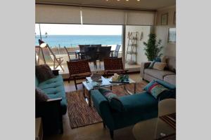 - un salon avec vue sur l'océan dans l'établissement PAPUDO - Departamento Frente a la Playa., à Papudo