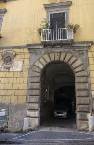 un coche está aparcado dentro de un túnel con balcón en The door saturday, en Nápoles