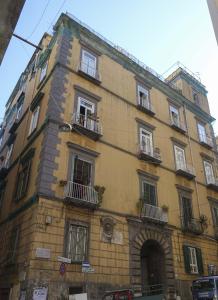 un gran edificio amarillo con ventanas y balcones en The door saturday, en Nápoles