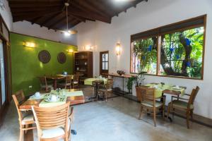 um restaurante com mesas e cadeiras num quarto em Guest House Ilha Splendor em Ilhabela