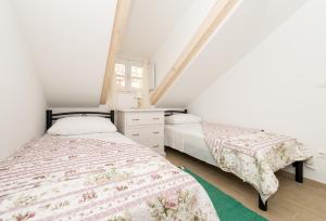 1 dormitorio con 2 camas y ventana en Stone House Domacin Old Town, en Dubrovnik