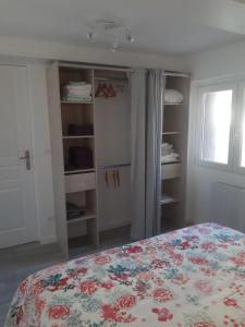 a bedroom with a bed and white cabinets and a window at Appartement Grabels 2 à 4 personnes in Grabels