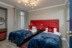 מיטה או מיטות בחדר ב-Relax in Super Size Copper Tub - 2 bedroom villa