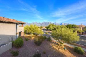 - une vue sur une rue arborée et un bâtiment dans l'établissement Vistoso Resort Casita #153, à Oro Valley