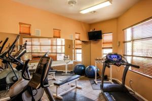 un gimnasio con equipo cardiovascular en una habitación con ventanas en Vistoso Resort Casita #153, en Oro Valley
